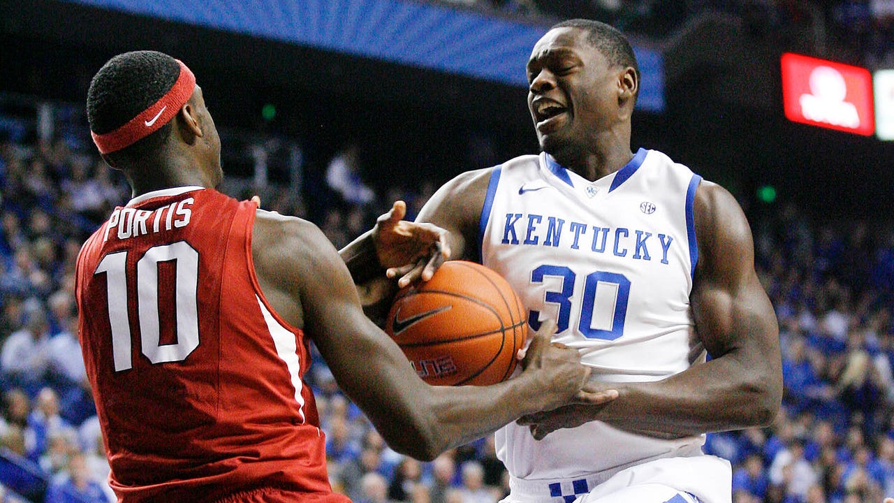 Clarke lifts Arkansas to overtime upset at No. 17 Kentucky